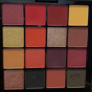 NYX ULTIMATE EYESHADOW PALLET “PHOENIX”